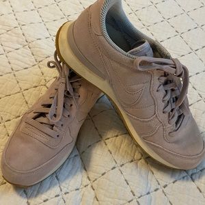 EUC Lavender NIKEs 9.5